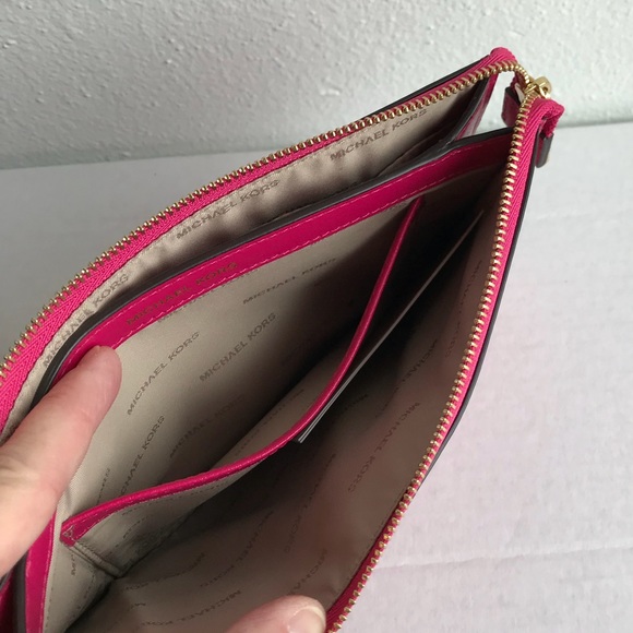SOLD 🆕 Michael Kors Leather Wristlet - Picture 7 of 8
